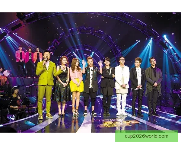 艾维街头激情演讲手持麦克风大胆表达观点引发路人热烈关注